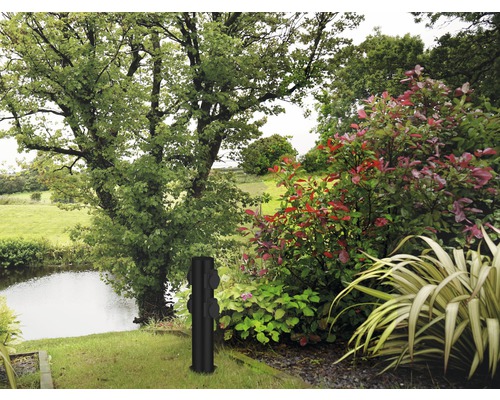 Záhradná scéna so stromom, rybníkom a čiernym záhradným stĺpikom so zásuvkami