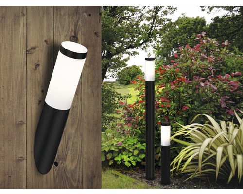 Záhradná scéna s nástenným svietidlom a niekoľkými stĺpovými svietidlami osvetľujúcimi vonkajšie priestory.