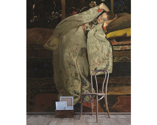 Dekoratívna nástenná maľba s motívom ženy, drevená stolička a rámy na obrazy