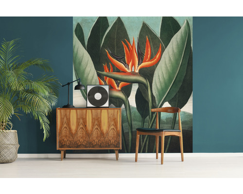 Obývacia izba s komodou, izbovou rastlinou a nástennou maľbou s motívom rastlín