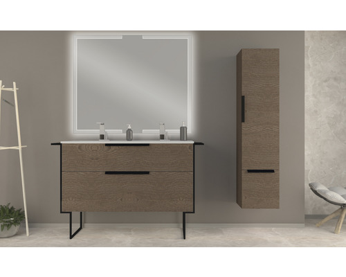 Kúpeľňa s umývadlovou skrinkou, zrkadlom s osvetlením a vysokou skrinkou