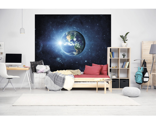 Mládežnícka izba s písacím stolom, posteľou, regálom a fototapetou s motívom zeme