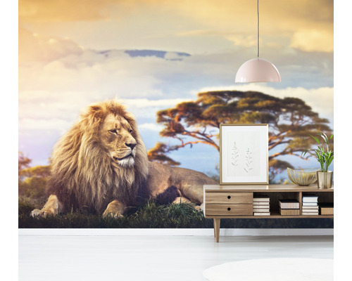 Nástenná maľba s motívom leva za obývacou izbou