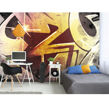 Mládežnícka izba s graffiti tapetou, písacím stolom a posteľou