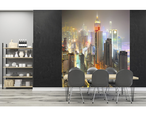 Jedáleň s fototapetou zobrazujúcou osvetlené mesto a policou