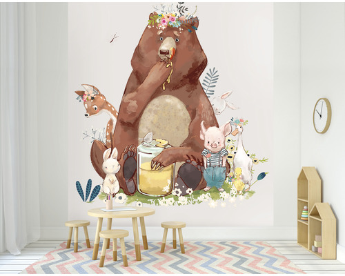 Detská izba s nástennou samolepkou zobrazujúcou medveďa s medom, srnu, prasa, hus a králika