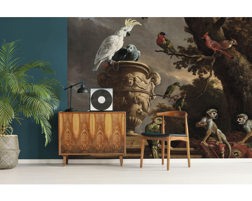 Nástenná maľba s klasickým motívom zvierat za komodou a stoličkou