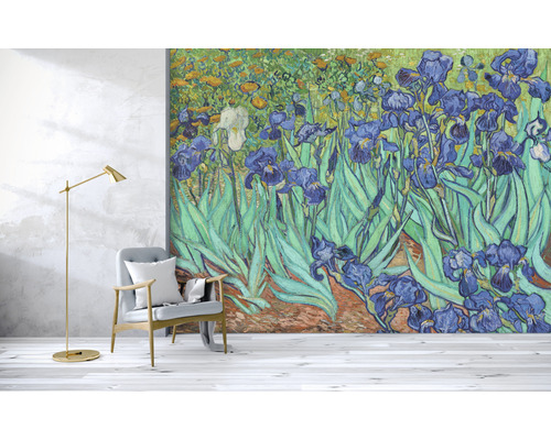 Obývacia izba s kreslami a tapetou s kvetinovým motívom