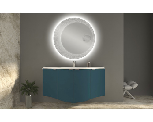 Moderná kúpeľňa s umývadlovou skrinkou, zrkadlom s osvetlením a dekoráciami