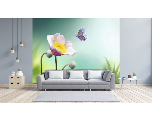 Obývacia izba s pohovkou, odkladacím stolíkom a fototapetou s kvetinovým motívom a motýľom