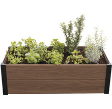 Drevený vyvýšený záhon osadený rôznymi bylinkami