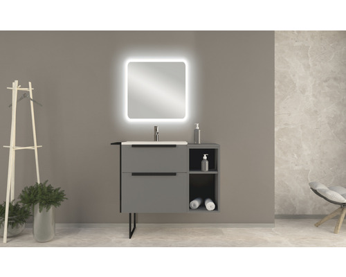 Moderná kúpeľňa s umývadlovou skrinkou, osvetleným zrkadlom a dekoráciami pre štýlovú atmosféru