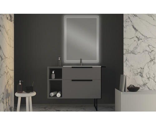 Moderná kúpeľňa s umývadlom, skrinkou pod umývadlo a osvetleným zrkadlom