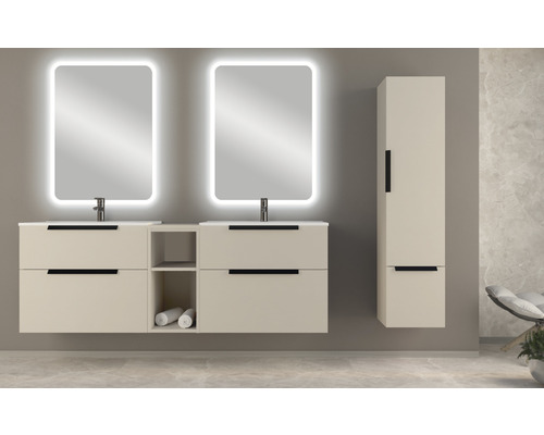 Kúpeľňa s dvoma umývadlami, osvetlenými zrkadlami a vysokou skriňou pre ďalší úložný priestor.