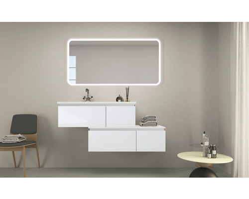 Moderná kúpeľňa s umývadlovou skrinkou a osvetleným zrkadlom