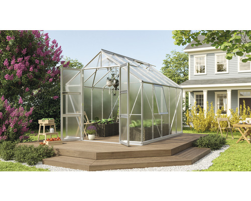 Skleník Vitavia Olymp 8300 polykarbonát 6 mm 257x324 cm hliník vr. základového rámu Skleník na drevenej terase s otvorenými dverami a rastlinami