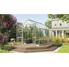 Skleník s rastlinami a záhradnými doplnkami na terase