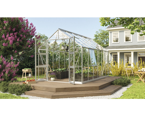 Skleník s rastlinami a záhradnými doplnkami na terase