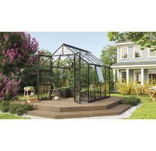 Skleník na drevenej terase v záhrade