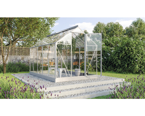 Skleník v záhrade s policami a záhradnými doplnkami.