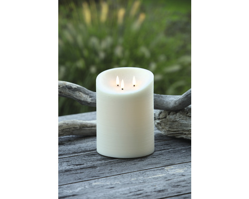 Dekoratívna LED sviečka s tromi plameňmi na drevenom povrchu