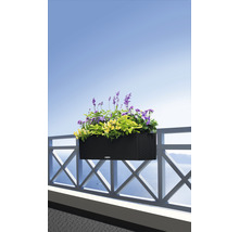 Kvetináč s kvetmi na balkónovom zábradlí