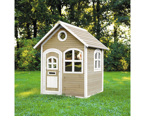 Drevený domček na hranie s dverami a oknami v záhrade