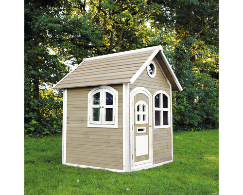 Drevený hrací domček s oknami a dverami v záhrade