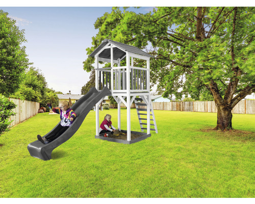 Ihrisko so šmýkačkou, hernou vežou a pieskoviskom v záhrade