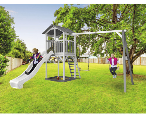 Detské ihrisko s vežou, šmýkačkou a hojdačkou v záhrade