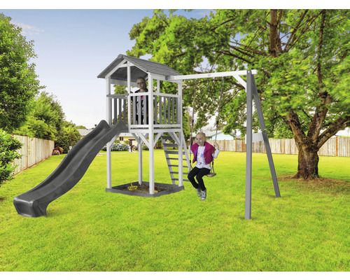 Ihrisko s hojdačkou, šmýkačkou, pieskoviskom a hernou vežou v záhrade