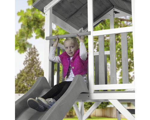 Dievča na hernej veži so šmýkačkou a lezeckou tyčou