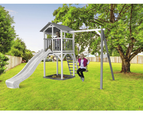 Detské ihrisko s vežou, šmýkačkou, pieskoviskom a hojdačkou v záhrade