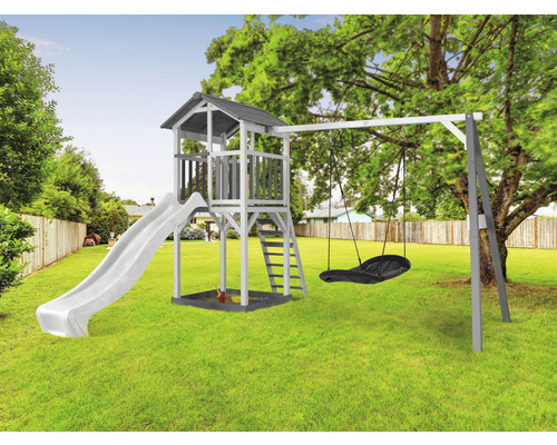 Hracia veža so šmýkačkou, hojdačkou a pieskoviskom v záhrade