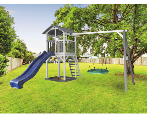 Ihrisko s vežou, šmýkačkou a hojdačkou v záhrade