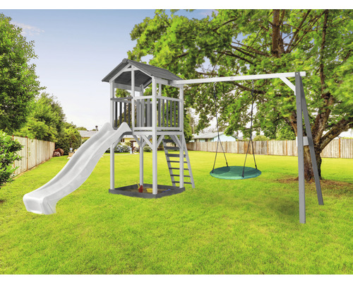 Hracia veža so šmýkačkou, hojdačkou a pieskoviskom v záhrade