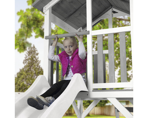 Dievča na šmýkačke hracej veže s lezeckou tyčou