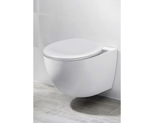 Závesné WC s uzavretým splachovacím kruhom v kúpeľni.