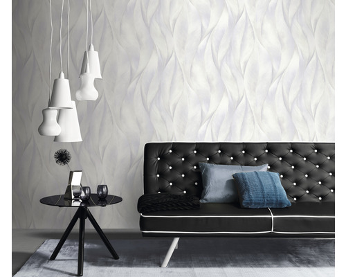 Obývacia izba s trojrozmernou tapetou, pohovkou, stolom a lampami