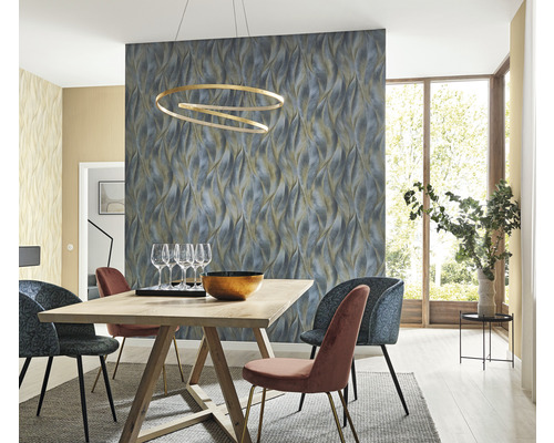 Jedáleň s dreveným stolom, stoličkami a vzorovanou tapetou