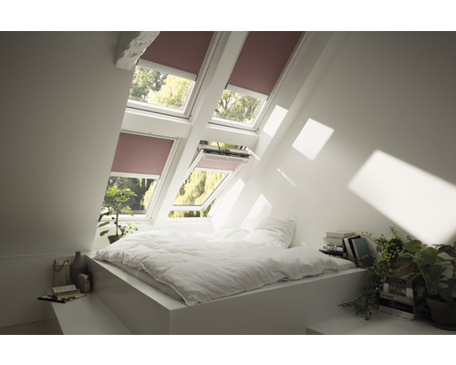 Svetlá podkrovná izba s posteľou a strešnými oknami so žalúziami