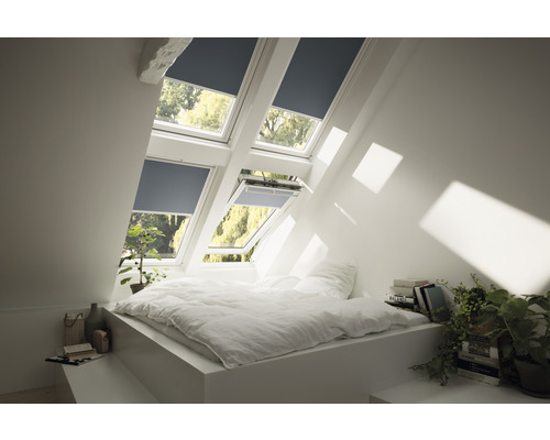 Svetlá podkrovná izba so strešnými oknami a roletami