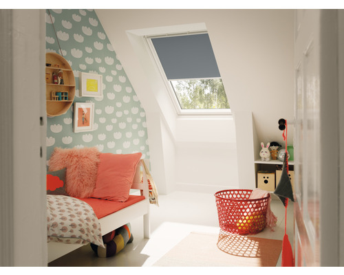 Svetlá detská izba so strešným oknom, zatemňovacou roletou, posteľou, policami a hračkami