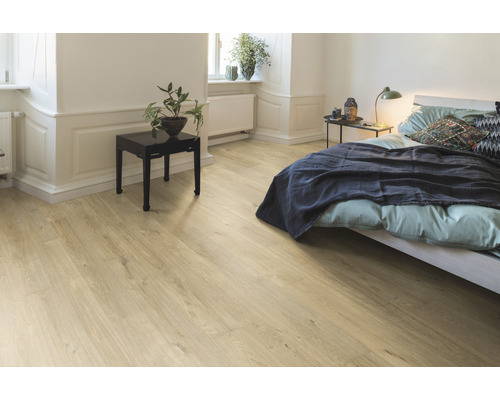 Svetlá spálňa s laminátovou podlahou vo vzhľade dreva, posteľou a nočným stolíkom