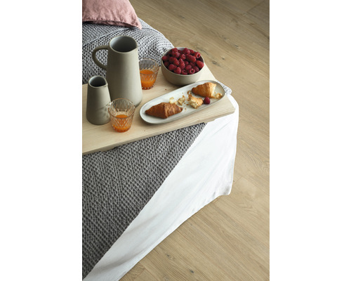 Raňajková tácka s džbánom, pohármi, malinami a croissantmi na posteli