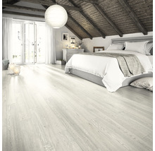 Svetlá spálňa so šikmou strechou, drevenými trámami a svetlou drevenou podlahou