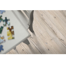 Drevená podlaha so stolom a puzzle v miestnosti