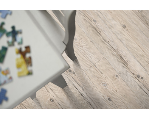 Drevená podlaha so stolom a puzzle v miestnosti