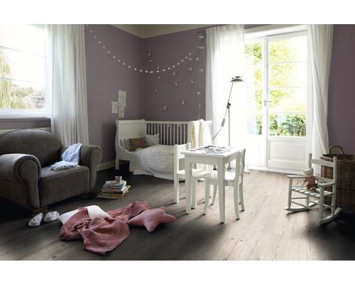 Detská izba s posteľou, kreslom, stolom a drevenou podlahou