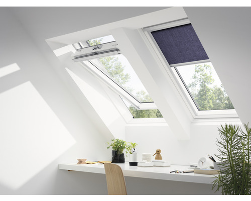 Svetlé pracovisko so strešnými oknami a slnečnými roletami